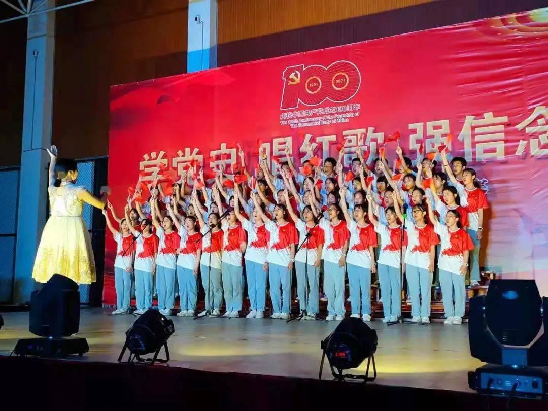 度假的时尚女孩